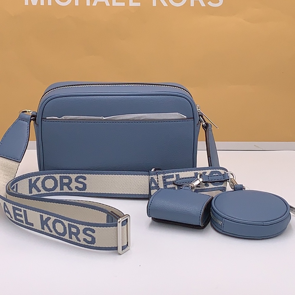 Michael Kors Jet Set Md Leather
Crossbody Bag with Case for Apple
AirPod… - Picture 9 of 16